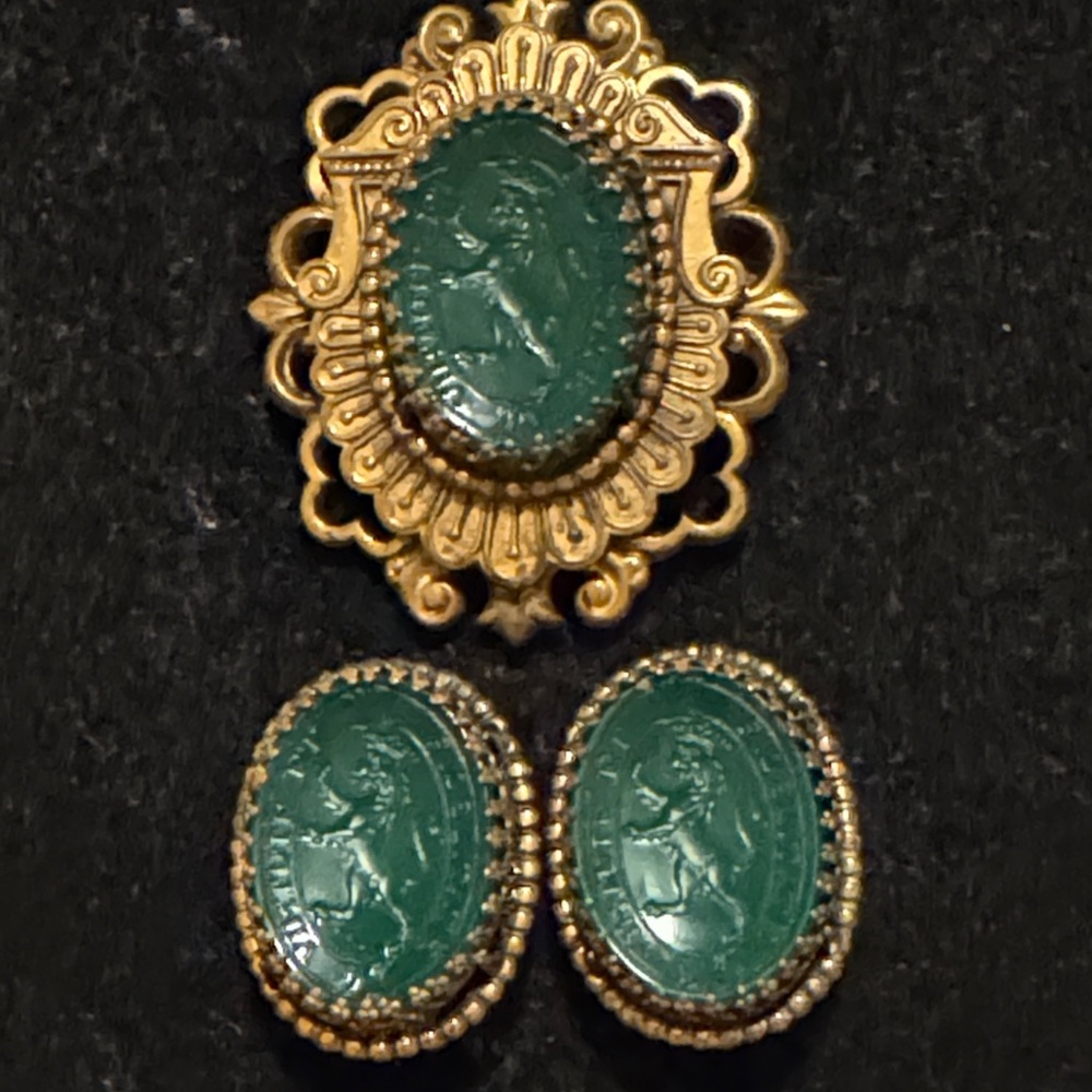 Rare Glass Green Lion Cameo Earrings & Brooch Gold Tone  Jewelry Set